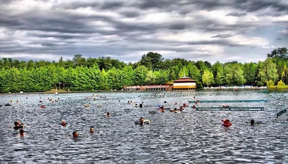 Schwimmen-im-Thermalsee-am-balaton